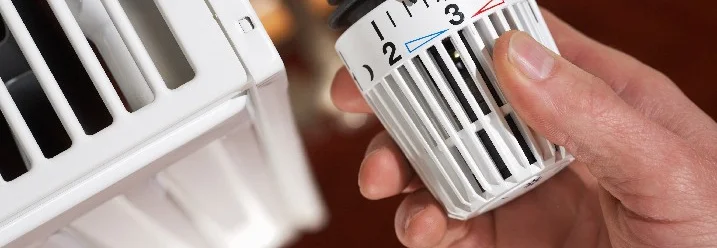 Hand verstellt Heizkörperthermostat.